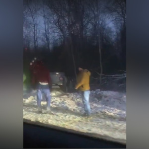 Во Владимирской области на снежной трассе машина улетела в кювет