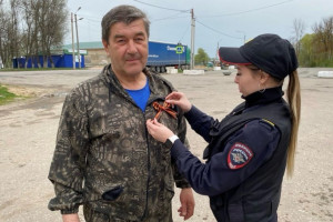 В Гороховце полицейские раздали георгиевские ленты водителям и пешеходам