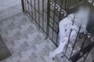 Во Владимирской области вор-неудачник застрял в заборе стоматологии