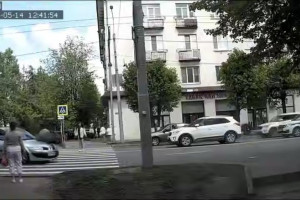 Во Владимире иномарка сбила пешехода на переходе около здания МЧС