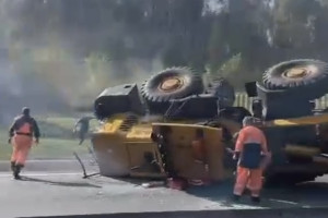 На М-7 под Ковровом трактор упал с платформы