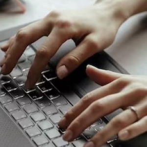 Необоснованно уволенная жительница Киржача отсудила 10 тыс. рублей