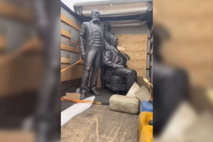 В Киржач привезли памятник купцам Соловьевых