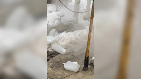 Во Владимире на Алябьева прорвало трубу и оборвались провода