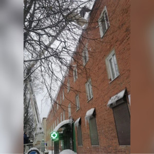 В Киржаче на крышах домов повисли огромные сосульки