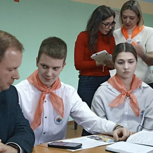 Ученики ковровской школы №9 подарили рисунки раненому бойцу СВО