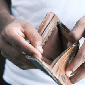 Житель Владимирской области выследил пенсионера в «Пятерочке» и напал в подъезде