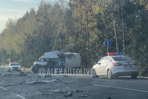 Под Александровом микроавтобус влетел в фуру: оба водителя погибли