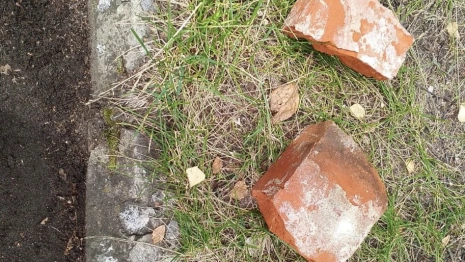 В Лакинске мужчина разбил дорогостоящий Mercedes кирпичом