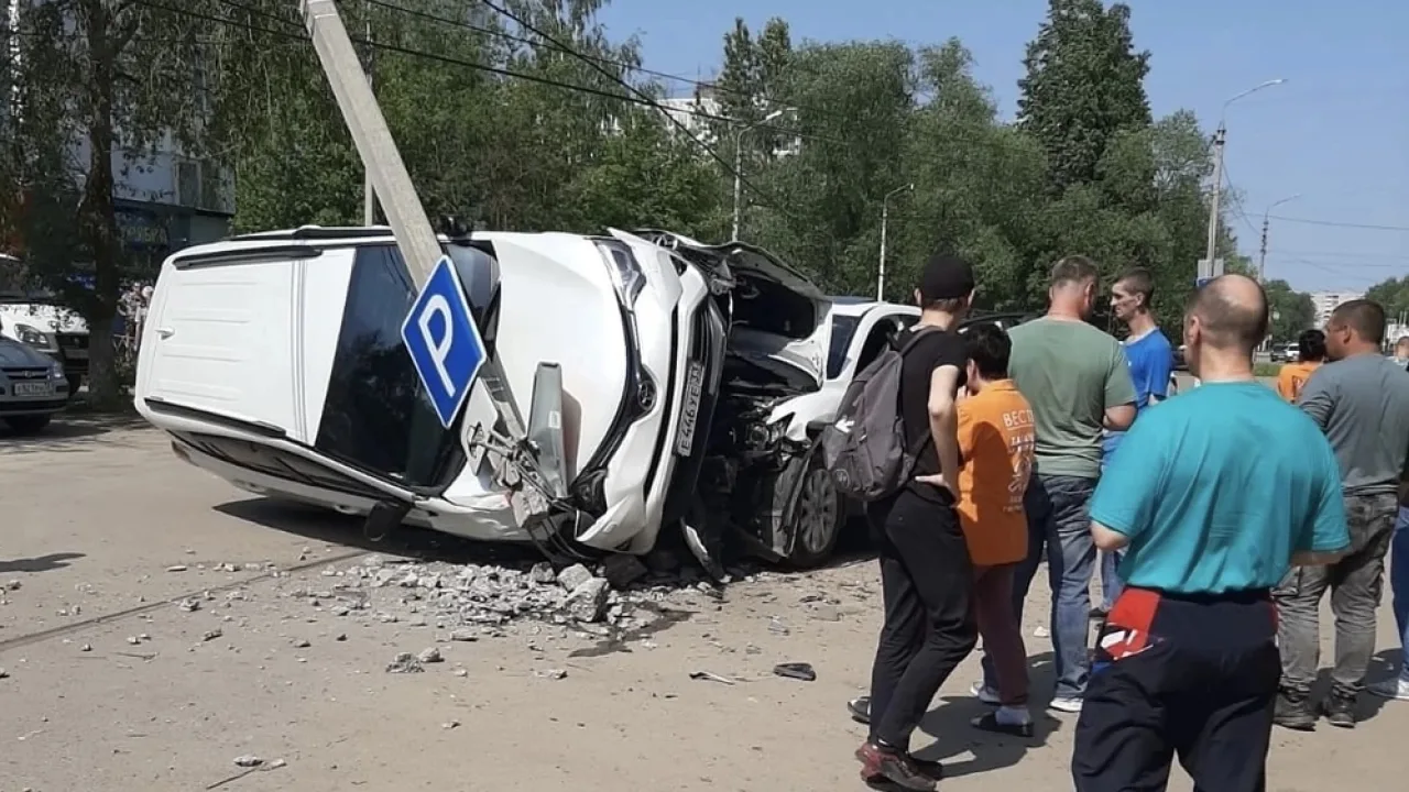 В Гусь-Хрустальном после тройного ДТП перевернулась машина