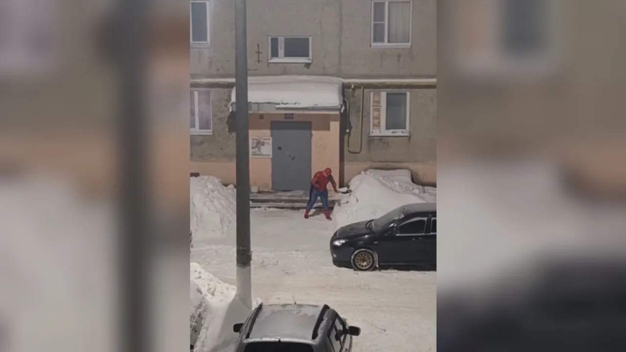 Во Владимире мужчина в костюме Человека-паука вышел чистить снег