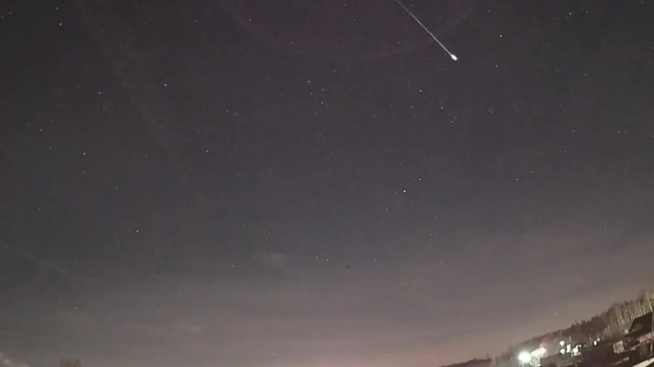 Во Владимирской области сняли на видео падающие метеоры