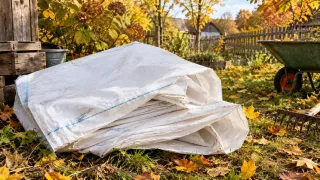 Никогда не выбрасывайте мешки из под сахара: из них получается прочное сырье для дачи — пользы вагон и маленькая тележка