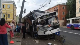 Центр Владимира лишился фонарного столба после ДТП с троллейбусом