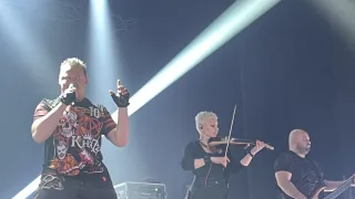 Зал подпевал, фанаты выбегали на сцену. Как прошел концерт группы КняZz во Владимире