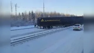 В аварию с легковушкой на М-12 под Петушками попала фура «Деловых линий»