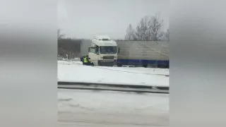Под Петушками сложившаяся фура перекрыла трассу М-7 Волга 