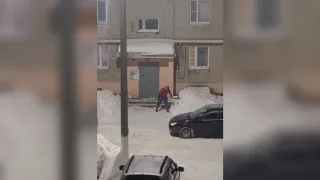 Во Владимире мужчина в костюме Человека-паука вышел чистить снег