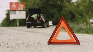 В Александрове большегруз с песком упал на две иномарки: пострадали 2 человека