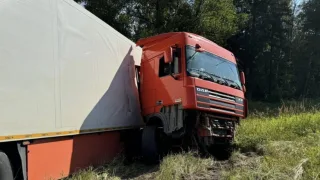 На М-7 в Петушинском районе фура снесла отбойник и улетела в кювет