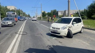 Во Владимире столкнулись 4 легковушки и автобус