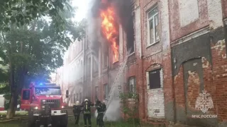 В Собинке мощный пожар охватил заброшенные казармы