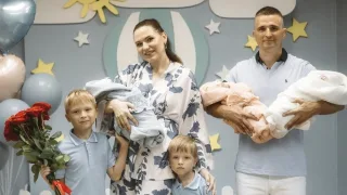 Во Владимире из перинатального центра выписали первую родившуюся в 2025 году тройню