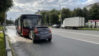 Во Владимире водитель иномарки попал в больницу после столкновения с автобусом