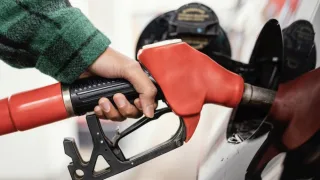 Цены на бензин в России подскочили в августе 2025 года