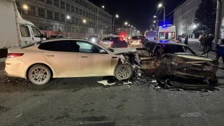 Во Владимире пьяный водитель иномарки влетел в 2 легковушки и автобус