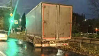 Во Владимире грузовик снес металлические ограждения на Суздальском проспекте