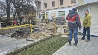 У Вокзального спуска во Владимире пробили трубу во время установки фонарей