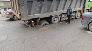В Александрове КамАЗ провалился под землю