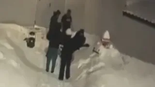 Во Владимире подростки напали на охранника жилого дома и двух прохожих