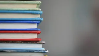 В Кольчугино детям пришлось учиться в разваливающейся по кирпичикам школе