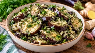 Остренькие баклажаны с хреном и имбирем: пряная закуска с характером — со стола улетает за милую душу