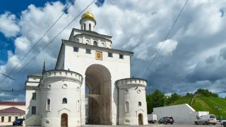 Золотые ворота во Владимире наконец-то начали показываться из-под лесов