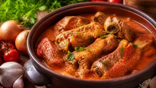 Вкуснее шашлыка в 100 раз: сочные и нежные свиные ребрышки в томатно-сметанном соусе – коронное блюдо моей мамы