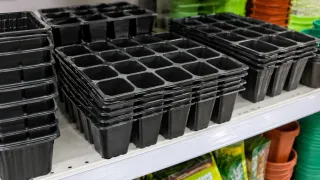 Кассеты для рассады из Fix Price сметают с полок пачками: но засеивать не спешат — используют дома, на даче и в гараже