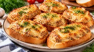 Горячие бутерброды с килькой и сырком: муж сначала покрутил пальцем у виска, а потом смел целый противень — уж очень удачное сочетание