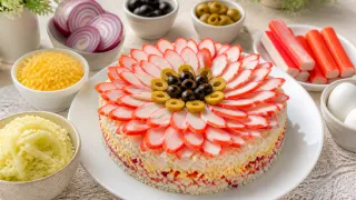 Салат «Цветок» с крабовыми палочками на день рождения: гости сбежались фотографировать - нарядно и вкусно