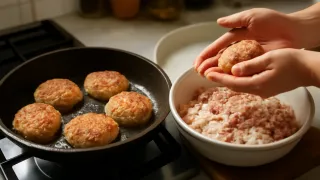 Хватит есть «сухие» котлеты: кладу 150 г дешевого продукта – сок течет по пальцам, вкусные даже через неделю