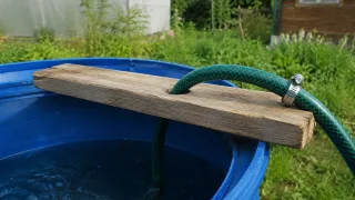 Шланг при наборе воды из бочки больше не вылетает: показываю самый простой способ поберечь нервы