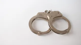 Пьяный водитель приговорен к штрафу в 180 тысяч рублей за нападение на полицейского