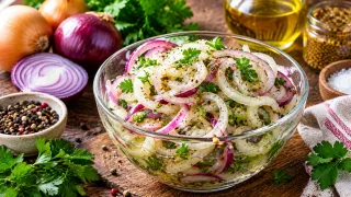 Этот лук ем хоть с хлебом, хоть с мясом: маринад по-немецки делает его настоящим деликатесом — нарадоваться не могу