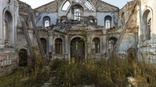 В селе Раменье требуют закрыть доступ к аварийному зданию