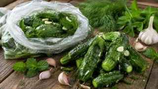 Никаких банок и танцев с уксусом: для огурцов использую «сухую» засолку — муж хрустит так звонко, что соседи слышат
