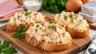 Намазка на завтрак из 3 простых продуктов: и не надо пыхтеть у плиты — нежная вкуснятина для всей семьи