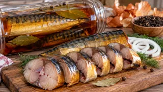 Рыбы с дымком хочется, а коптильни нет: делаю скумбрию в бутылке — заливаю ароматным маринадом без химии и получаю золотистую закуску