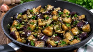 Баклажаны жарю 12 минут: получаются румяными, а по вкусу как грибы — отпадный ужин, который едят даже дети